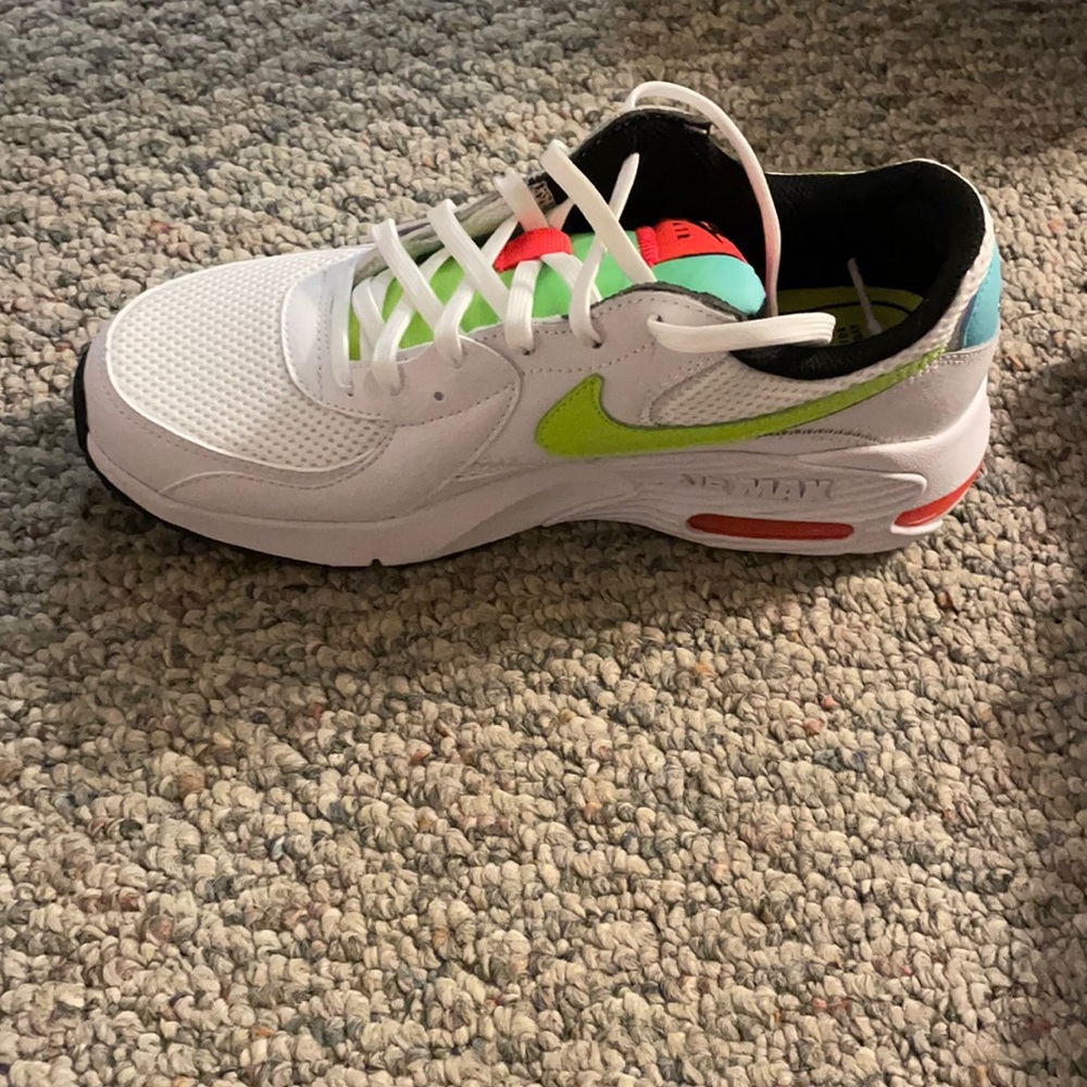Woman’s nike air max excee size: 8 woman’s